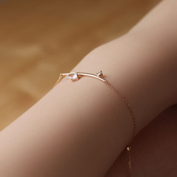 「それ、どこの？」と聞かれそうな、記憶に残るフォルム。これからの季節に欲しくなる「POUR TOI」のブレスレット