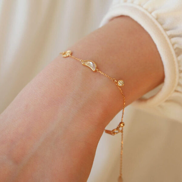 「それ、どこの？」と聞かれそうな、記憶に残るフォルム。これからの季節に欲しくなる「POUR TOI」のブレスレット