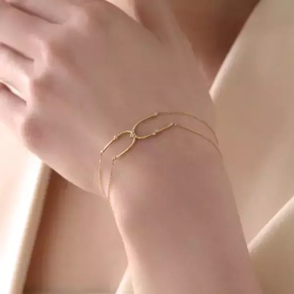 「それ、どこの？」と聞かれそうな、記憶に残るフォルム。これからの季節に欲しくなる「POUR TOI」のブレスレット