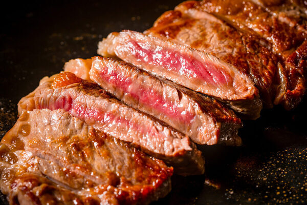 和牛肉寿司や牛とろ丼など、旨い肉料理が大集合！ 「ゴジュウジャー」のショーもある「肉祭2025 in等々力緑地」が5/2から開催