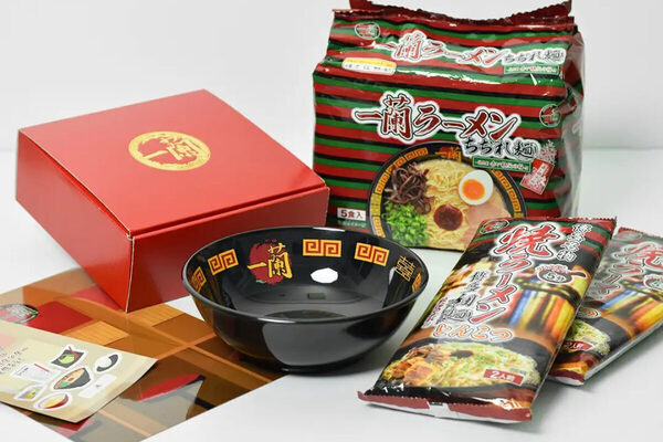 自宅で一蘭のラーメンを堪能できる！ シールあそびも楽しめる「一蘭 ミニどんぶり付き プレミアムセット」の発売開始