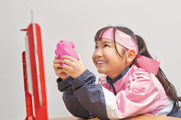 昭和・平成の名作「ブタミントン」が令和に復活！ 羽根を改良し、空中浮遊時間がより長くなって再登場