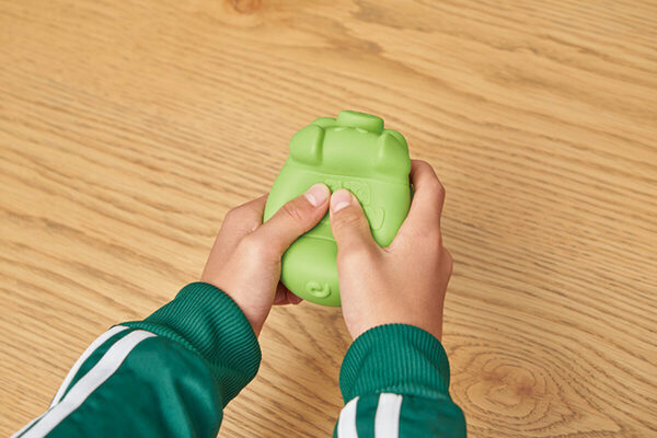 昭和・平成の名作「ブタミントン」が令和に復活！ 羽根を改良し、空中浮遊時間がより長くなって再登場