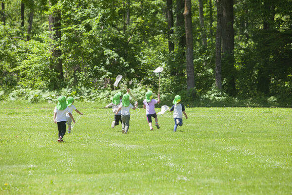 自閉症の子どもにとって「友達」はどんな存在？ 一人遊びをしがちだけど……自閉症の作家に聞いた