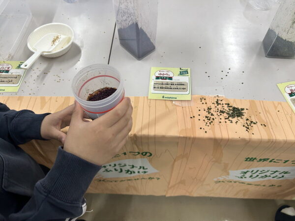 【オリジナルふりかけも作れちゃう】「ゆかり」でおなじみの食品工場、親子見学ツアーが超楽しい♡