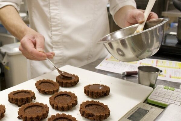 世界大会優勝パティシエが教えてくれるお菓子教室にバームクーヘン工場見学も！「atelier京ばあむ」のGWイベント