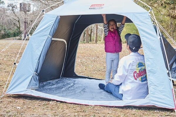 涼しさを追及した簡易テントも！ 公園や海などで、日差しを避けながら快適に過ごせるスクリーンシェード3型がコールマンから発売中