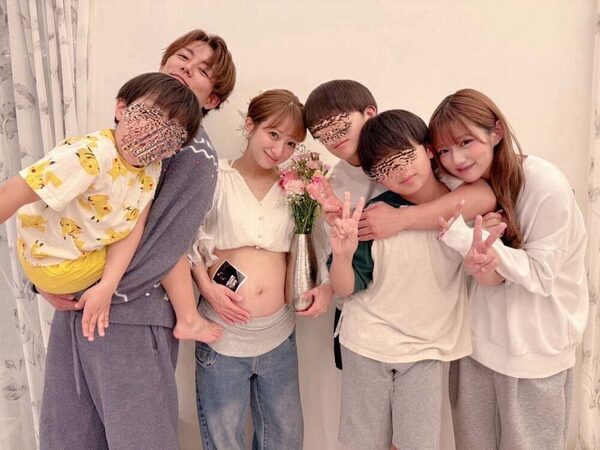 辻希美さん、第五子妊娠中のふっくらお腹で記念写真「こんなに大事にしてもらえて世界一幸せです」【母の日】