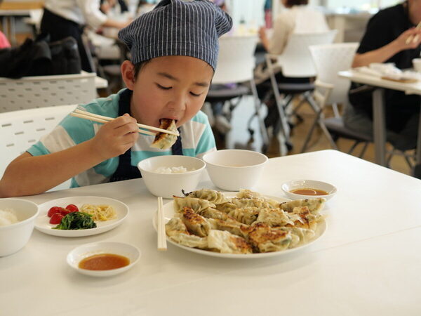 「お店の餃子みたい」と息子が大歓喜！ 参加費無料もうれしすぎる【モランボン】親子手づくり餃子教室（東京・府中市）