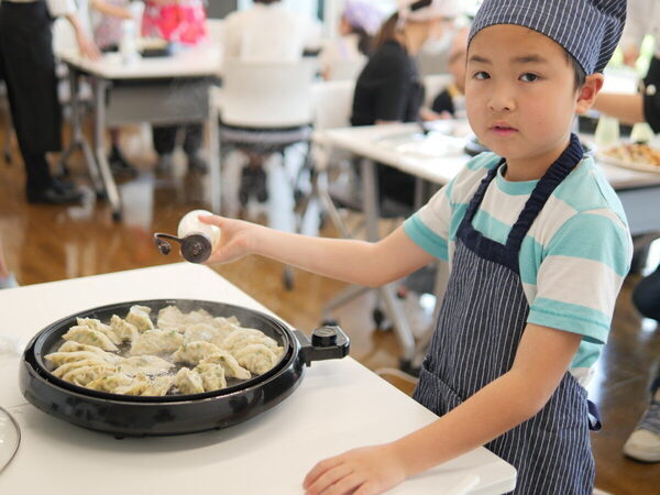 「お店の餃子みたい」と息子が大歓喜！ 参加費無料もうれしすぎる【モランボン】親子手づくり餃子教室（東京・府中市）
