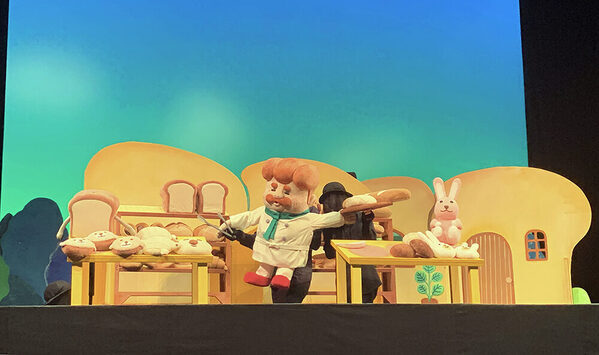 令和の子どもたちに大人気♡ 絵本シリーズ「パンどろぼう」が人形劇に！ 舞台の上で歌って走って大騒ぎ～♪