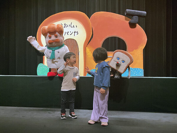 令和の子どもたちに大人気♡ 絵本シリーズ「パンどろぼう」が人形劇に！ 舞台の上で歌って走って大騒ぎ～♪