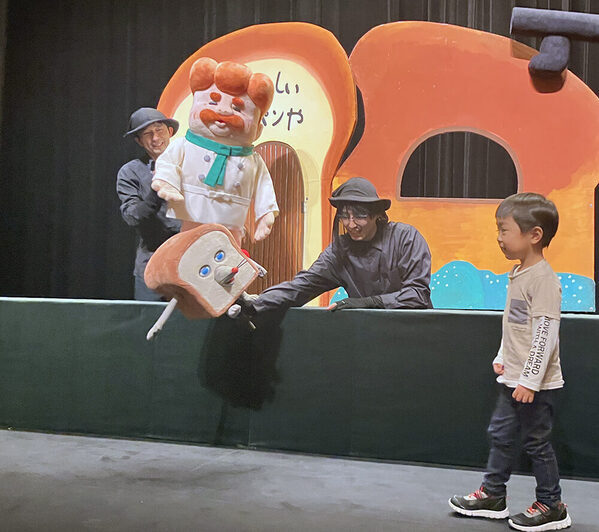 令和の子どもたちに大人気♡ 絵本シリーズ「パンどろぼう」が人形劇に！ 舞台の上で歌って走って大騒ぎ～♪