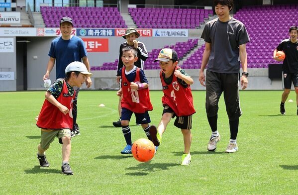 【60組120名を招待】プロが使うピッチでサッカーしよう！京都サンガF.C.ジュニアのコーチが指導するサッカー教室が開催
