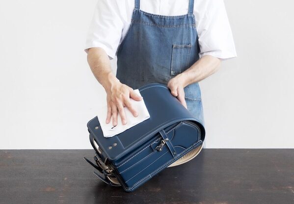 知らなかった！メーカー推奨の「ランドセル」のお手入れ方法。放っておくとカビの原因にも……