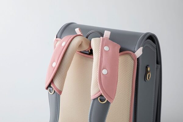 知らなかった！メーカー推奨の「ランドセル」のお手入れ方法。放っておくとカビの原因にも……