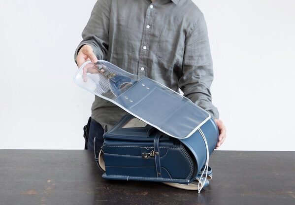 知らなかった！メーカー推奨の「ランドセル」のお手入れ方法。放っておくとカビの原因にも……