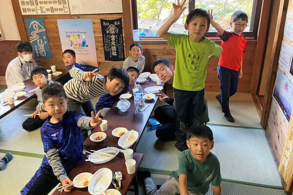 ベテランガイドが子どもたちをサポート。夏休みは世界文化遺産「富士山」登頂にチャレンジ！