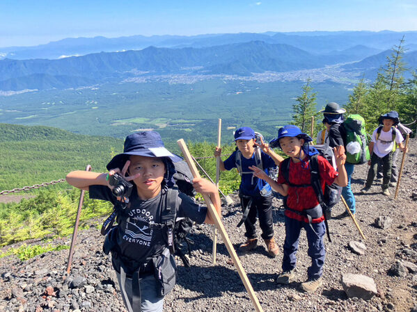 ベテランガイドが子どもたちをサポート。夏休みは世界文化遺産「富士山」登頂にチャレンジ！