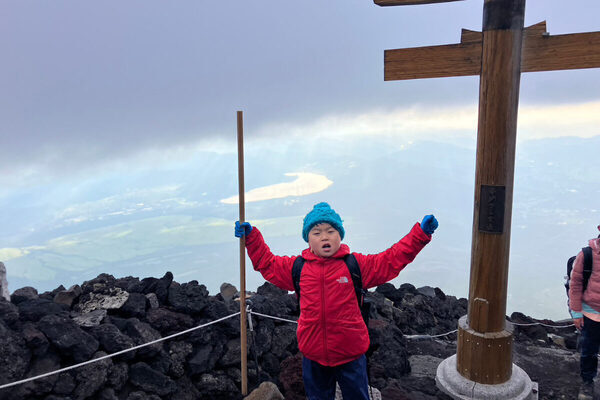 ベテランガイドが子どもたちをサポート。夏休みは世界文化遺産「富士山」登頂にチャレンジ！