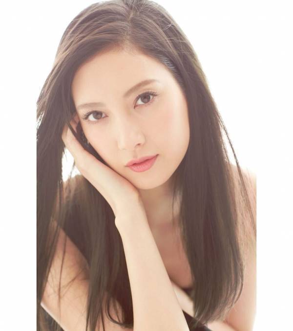 【菜々緒が魅せる】胸元に満ちるハリ「「天使のブラ 魔法のハリ感」新作