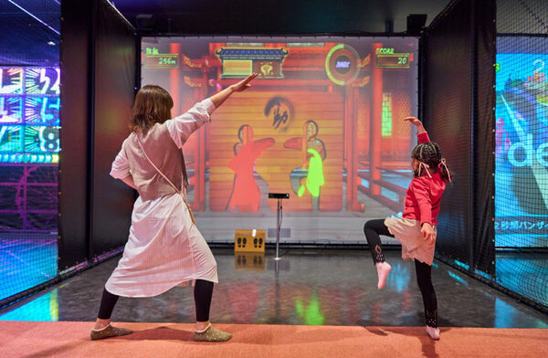 大人1人につき小中学生1人が実質無料！ 屋内“ヤバすぎ”アクティビティ施設「VS PARK」の「ファミリー応援パック」