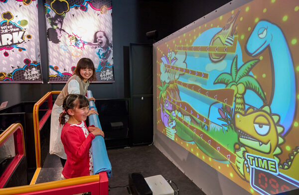 大人1人につき小中学生1人が実質無料！ 屋内“ヤバすぎ”アクティビティ施設「VS PARK」の「ファミリー応援パック」