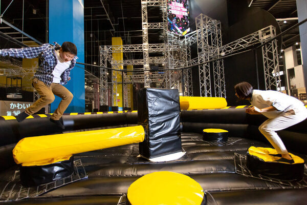 大人1人につき小中学生1人が実質無料！ 屋内“ヤバすぎ”アクティビティ施設「VS PARK」の「ファミリー応援パック」