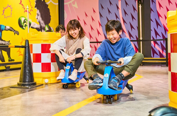 大人1人につき小中学生1人が実質無料！ 屋内“ヤバすぎ”アクティビティ施設「VS PARK」の「ファミリー応援パック」