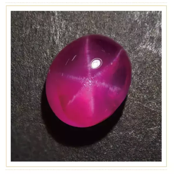 血を連想させる鮮やかな赤。気持ちを高めるための秘薬として飲まれていた宝石とは