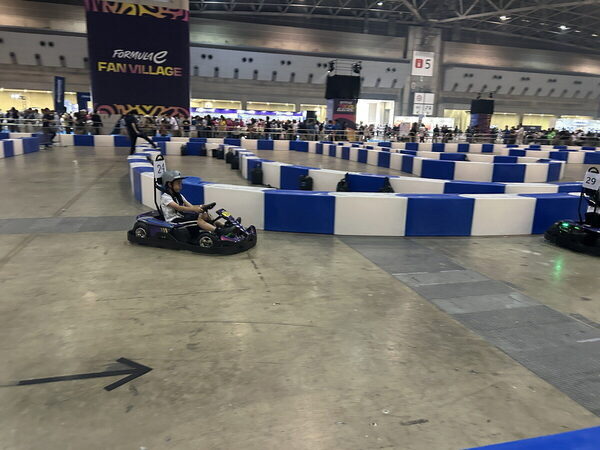 ド迫力に親子でふるえた！ 日本の公道で開催される電気自動車のF1「フォーミュラE」観戦記