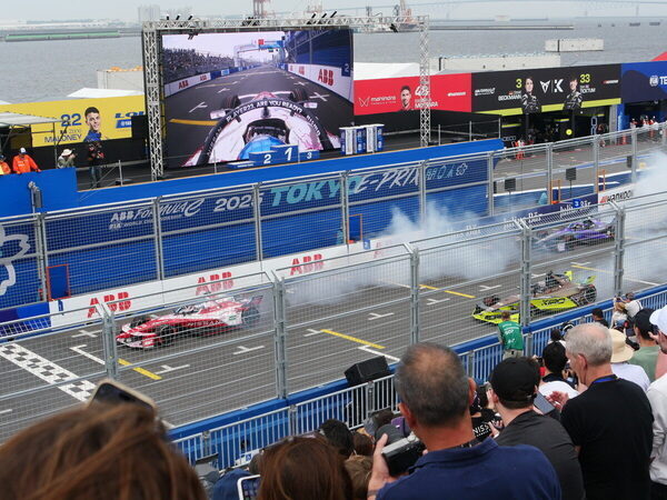 ド迫力に親子でふるえた！ 日本の公道で開催される電気自動車のF1「フォーミュラE」観戦記