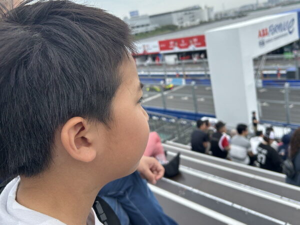ド迫力に親子でふるえた！ 日本の公道で開催される電気自動車のF1「フォーミュラE」観戦記
