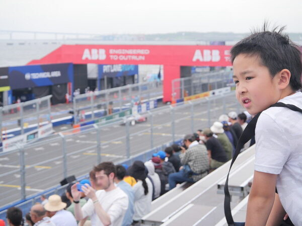 ド迫力に親子でふるえた！ 日本の公道で開催される電気自動車のF1「フォーミュラE」観戦記