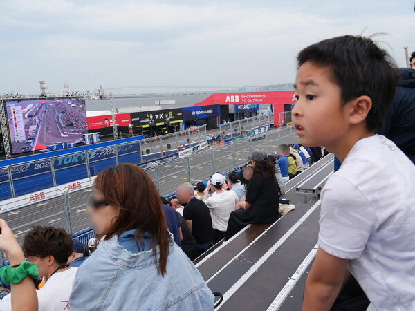 ド迫力に親子でふるえた！ 日本の公道で開催される電気自動車のF1「フォーミュラE」観戦記