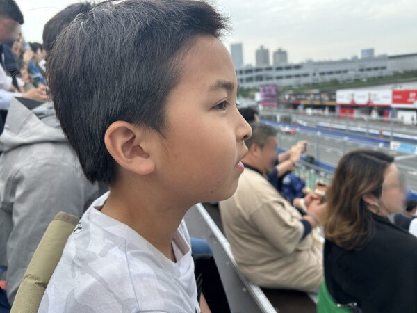 ド迫力に親子でふるえた！ 日本の公道で開催される電気自動車のF1「フォーミュラE」観戦記