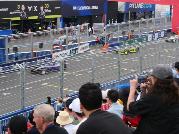 ド迫力に親子でふるえた！ 日本の公道で開催される電気自動車のF1「フォーミュラE」観戦記