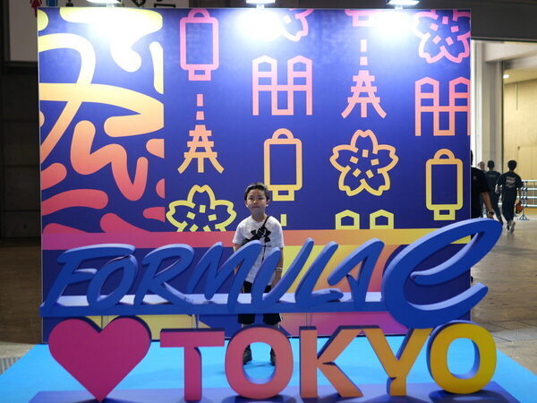 ド迫力に親子でふるえた！ 日本の公道で開催される電気自動車のF1「フォーミュラE」観戦記