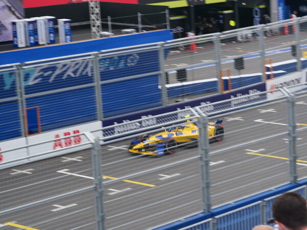 ド迫力に親子でふるえた！ 日本の公道で開催される電気自動車のF1「フォーミュラE」観戦記