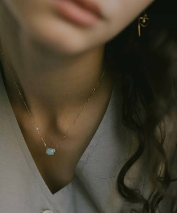 ほどよい色っぽ“とろみ“チェーンで身にまとう、都会的で洗練された大人の余裕。上質デザインのロングセラーアイテムが欲しい！