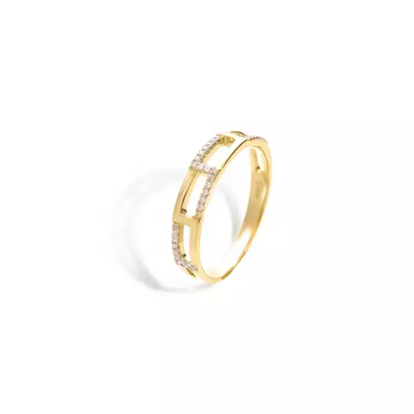 ダイヤモンド級の輝きなのに曇りにくい！ 次世代の宝石・モアサナイトの魅力を引き出した華やか注目リング