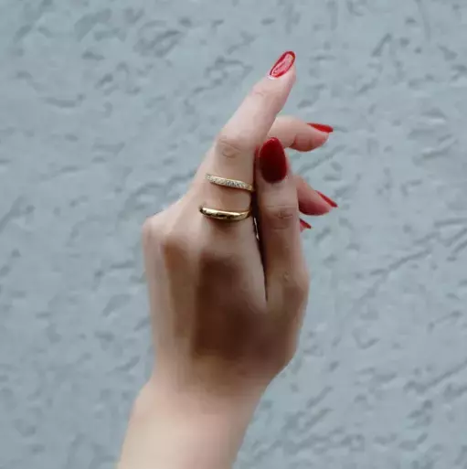 ダイヤモンド級の輝きなのに曇りにくい！ 次世代の宝石・モアサナイトの魅力を引き出した華やか注目リング