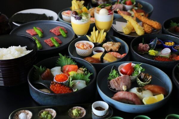 【A5等級飛騨牛付き】こんな贅沢、今だけ！15種類の豪華具材で家族全員大満足！夏限定の夢のような宿泊プラン登場