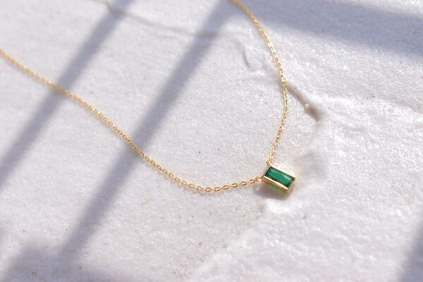 25歳のとき亡くなった父が遺したのは上品なエメラルドのペンダント。特別な日に欠かさず身に着けていたわけは…