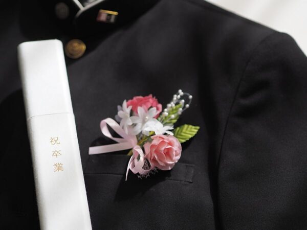 体が弱く病気がちな息子たちのため、両親がひそかに作っていたお守り。20歳のお祝いに贈られたモノは……