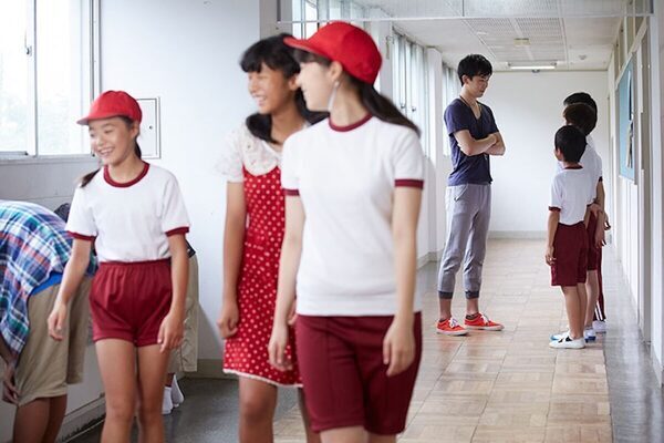 意味がわからない…「体操着の下に肌着NG」に小学生の8割が疑問。「みんなの前で下着を見られた」との声も