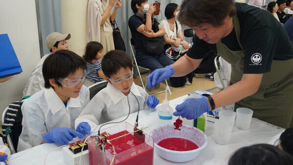 参加無料のわくわく実験体験！ 小学生対象の「夏休み子ども化学実験ショー2025」を科学技術館（東京都千代田区）が開催