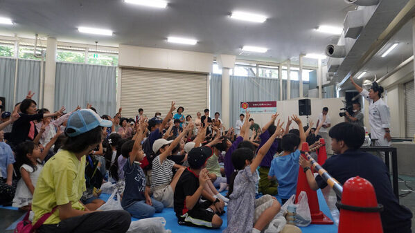 参加無料のわくわく実験体験！ 小学生対象の「夏休み子ども化学実験ショー2025」を科学技術館（東京都千代田区）が開催