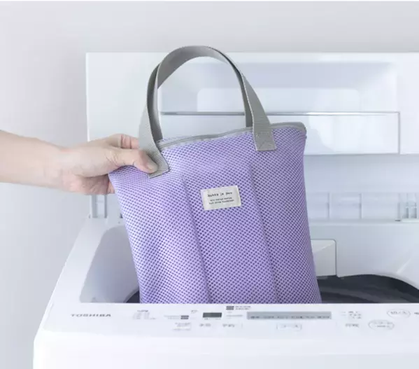 【週末の上履き洗いに革命！】持ち帰ってきた上履きそのままポン→洗濯機で洗えるシューズバッグが登場