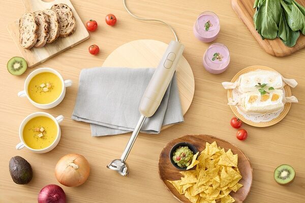 【離乳食もスムージーも、お菓子作りにも】1台5役、おしゃれなくすみ系カラーのハンドブレンダーが新登場！